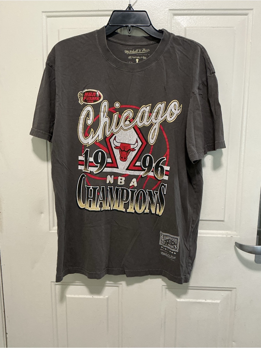 Mitchell & Ness Chicago 1996 Champions Graphic Tee - Black with Red & Gold